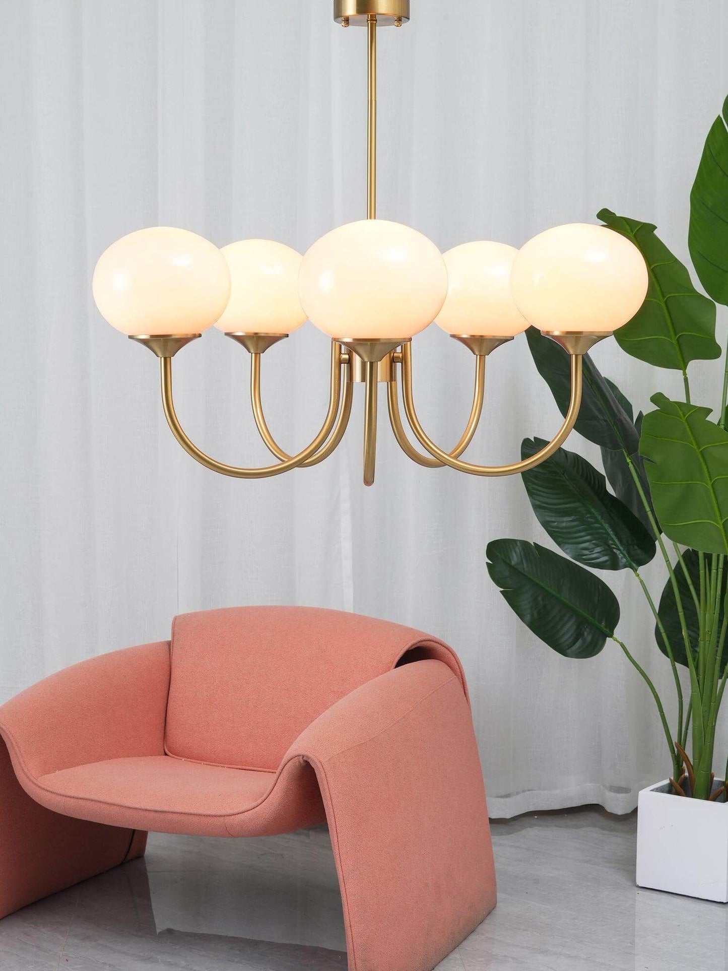 Elegant Lysekrone med Gyldne Detaljer & Lyserøde Glasskærme