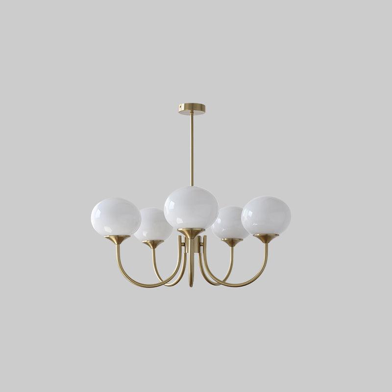 Elegant Lysekrone med Gyldne Detaljer & Lyserøde Glasskærme