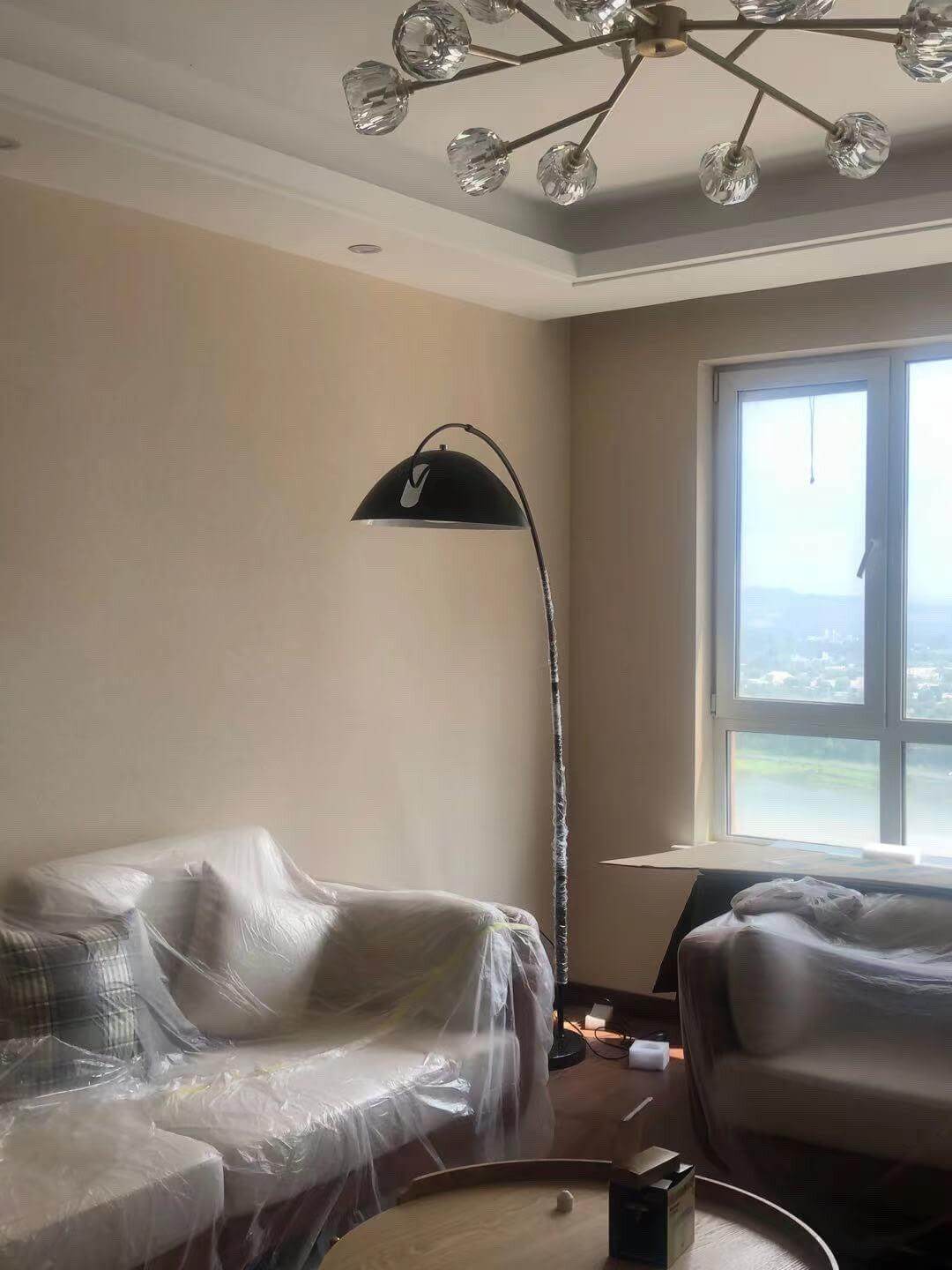 Justerbar bue gulvlampe i metal