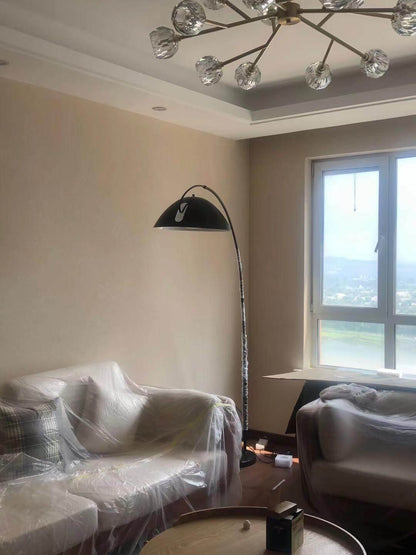 Justerbar bue gulvlampe i metal