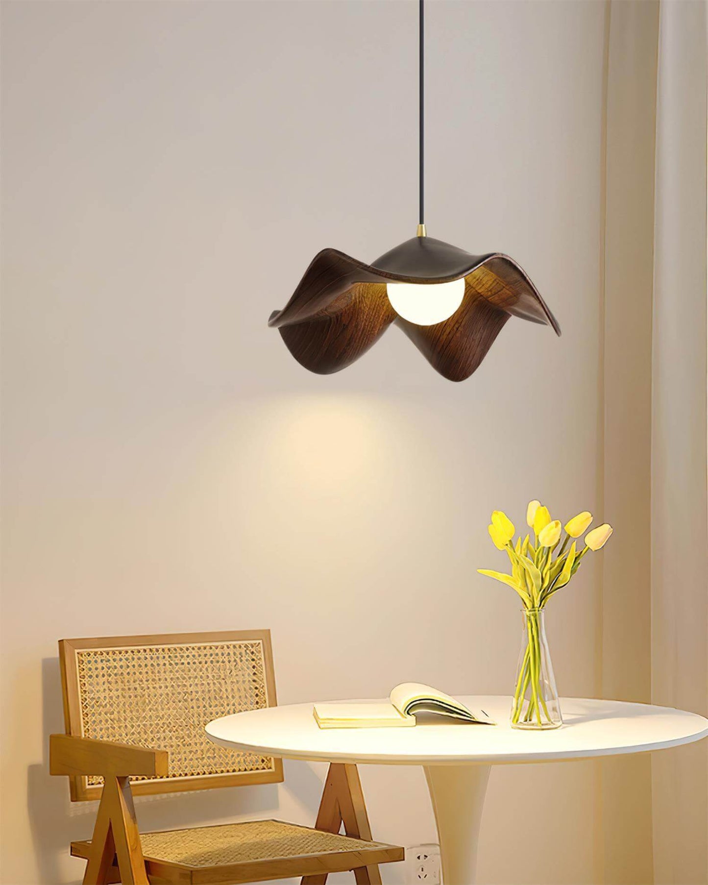 Unik Lotus Pendellampe i Harpiks & Metal