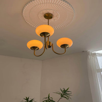 Elegant Lysekrone med Gyldne Detaljer & Lyserøde Glasskærme