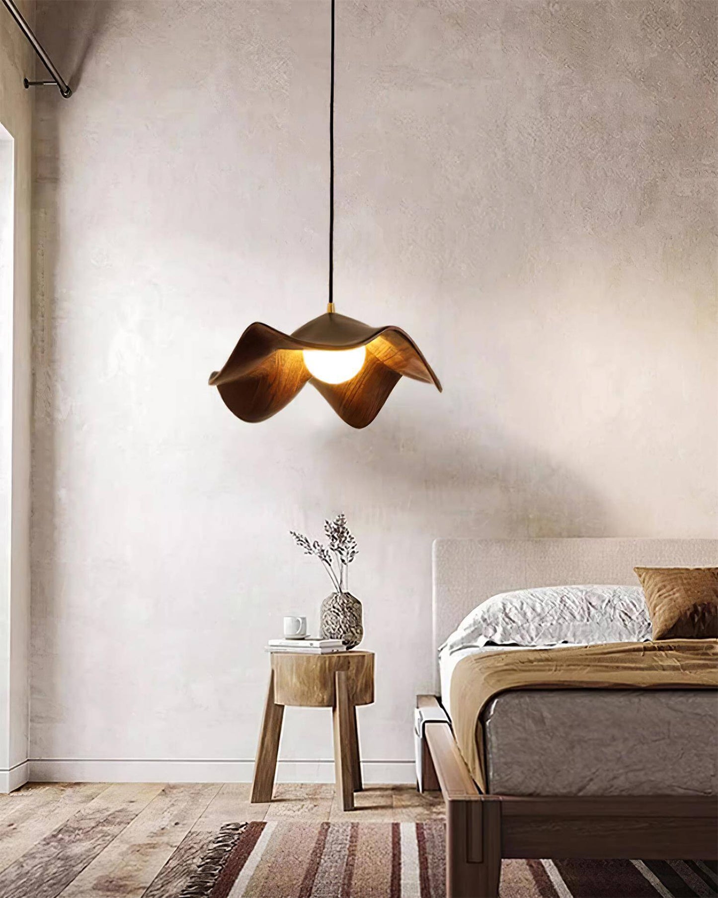 Unik Lotus Pendellampe i Harpiks & Metal