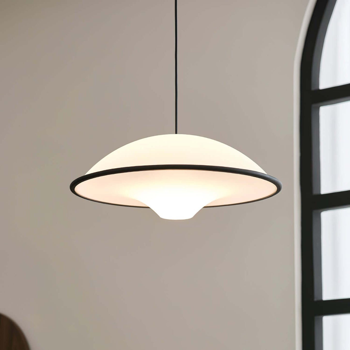 Moderne UFO Pendellampe i Akryl & Metal - Ø45cm