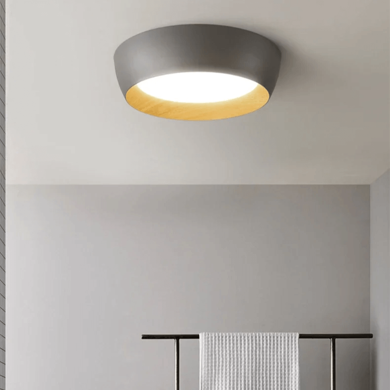 Minimalistisk LED loftslampe med trædetaljer
