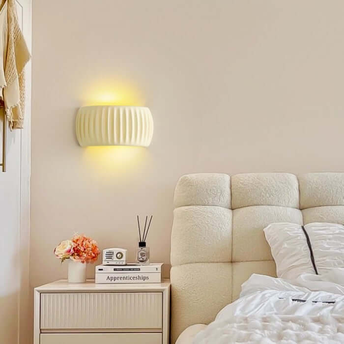 Ribbet Væglampe i Harpiks - Art Deco Design