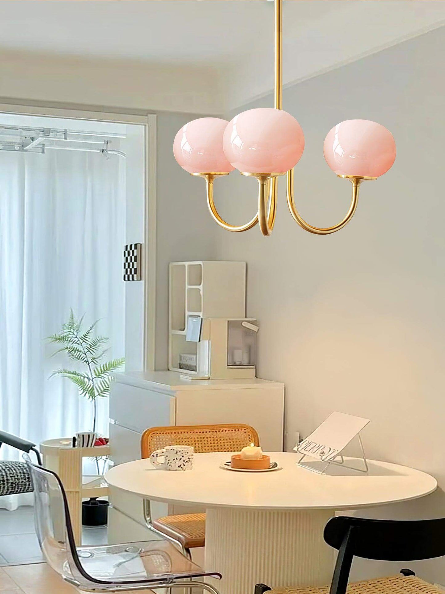Elegant Lysekrone med Gyldne Detaljer & Lyserøde Glasskærme