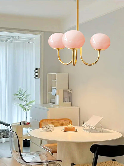 Elegant Lysekrone med Gyldne Detaljer & Lyserøde Glasskærme