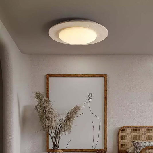 Kuppelformet loftslampe i travertin og træ