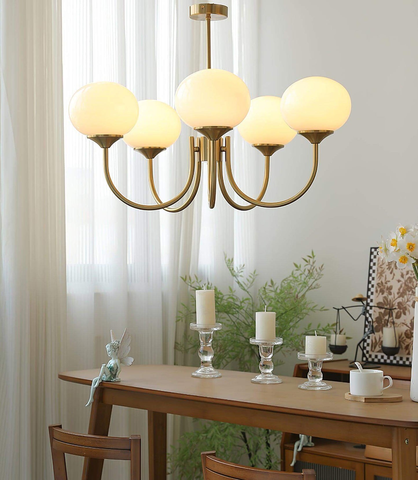 Elegant Lysekrone med Gyldne Detaljer & Lyserøde Glasskærme