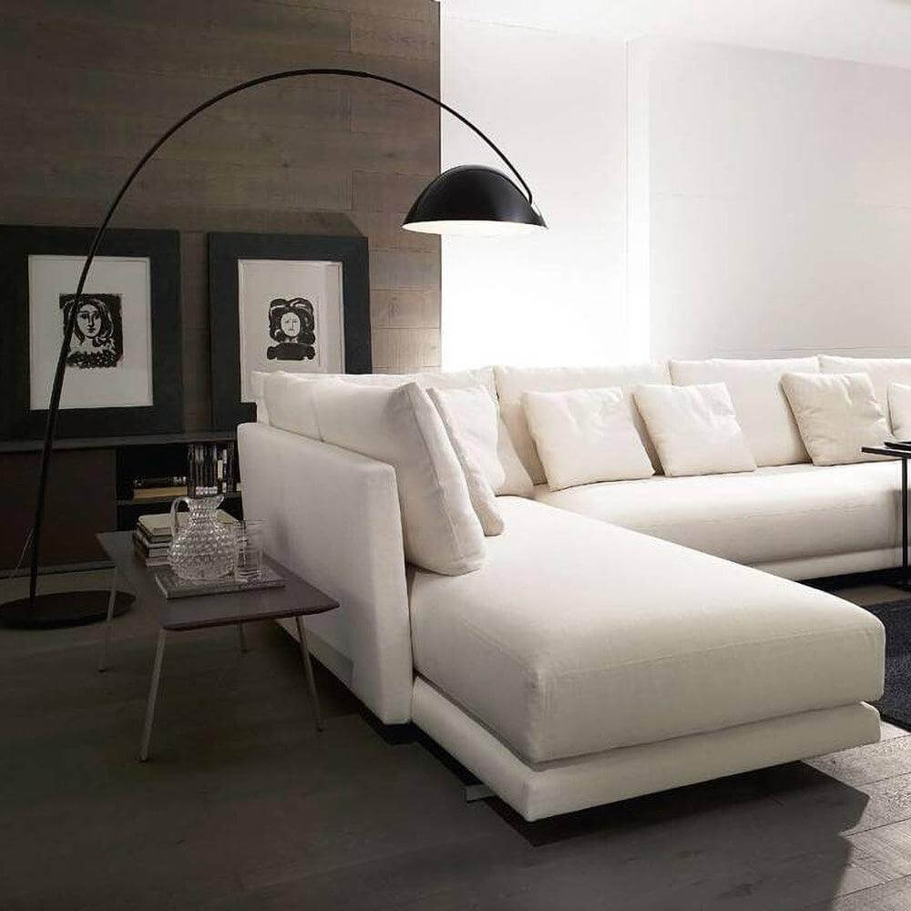 Justerbar bue gulvlampe i metal