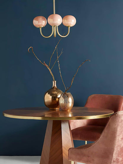 Elegant Lysekrone med Gyldne Detaljer & Lyserøde Glasskærme