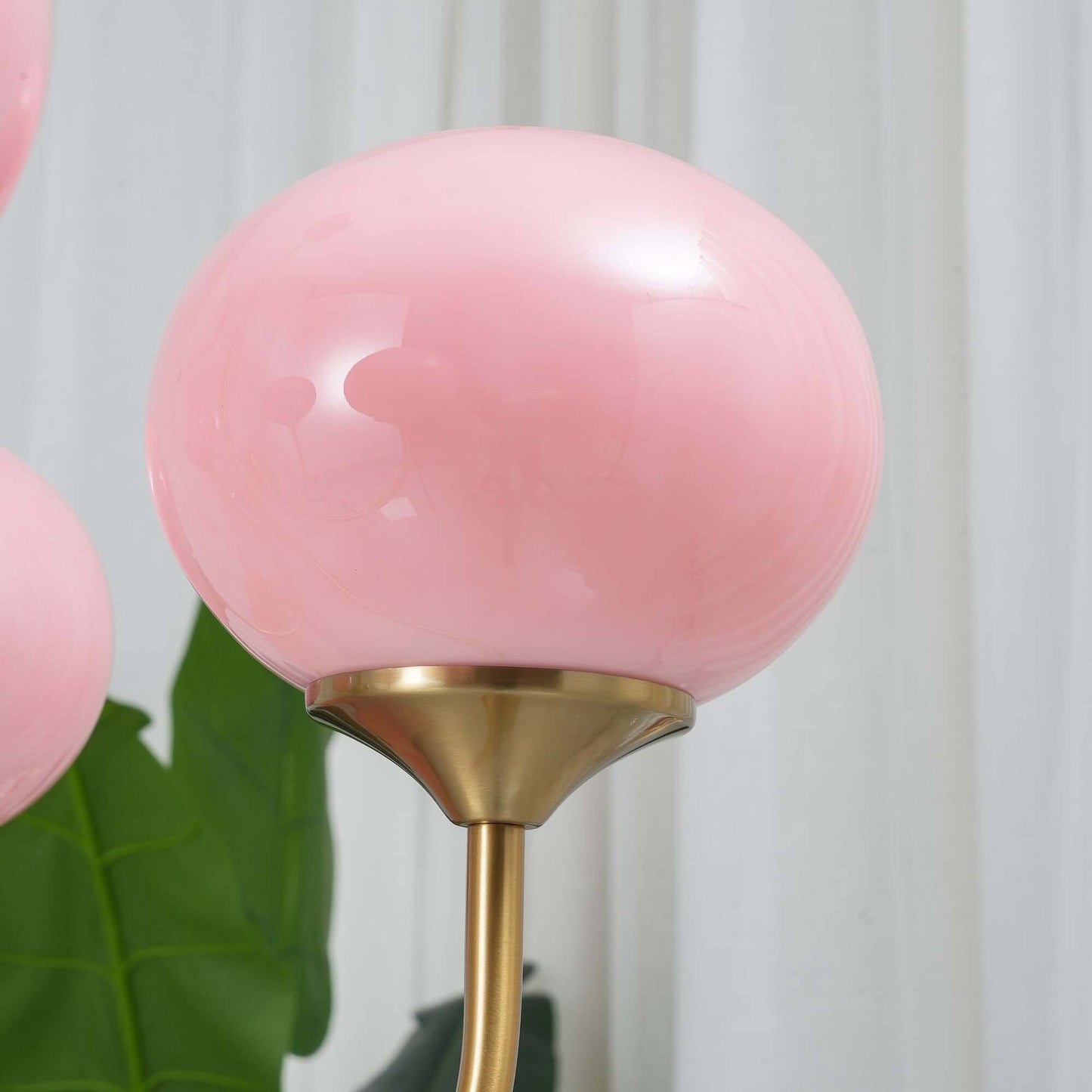 Elegant Lysekrone med Gyldne Detaljer & Lyserøde Glasskærme