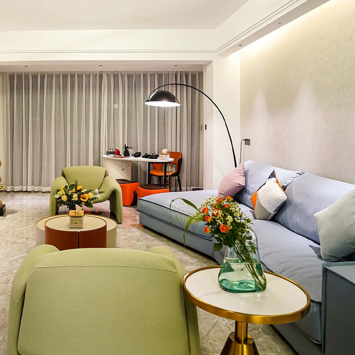 Justerbar bue gulvlampe i metal