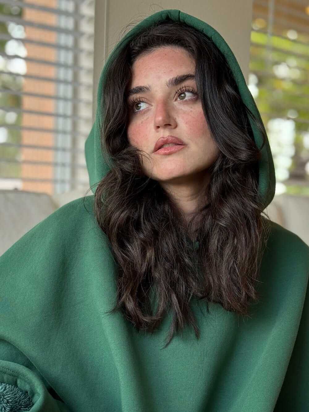 Slap af med vores hyggelige, vægtede hættetrøje