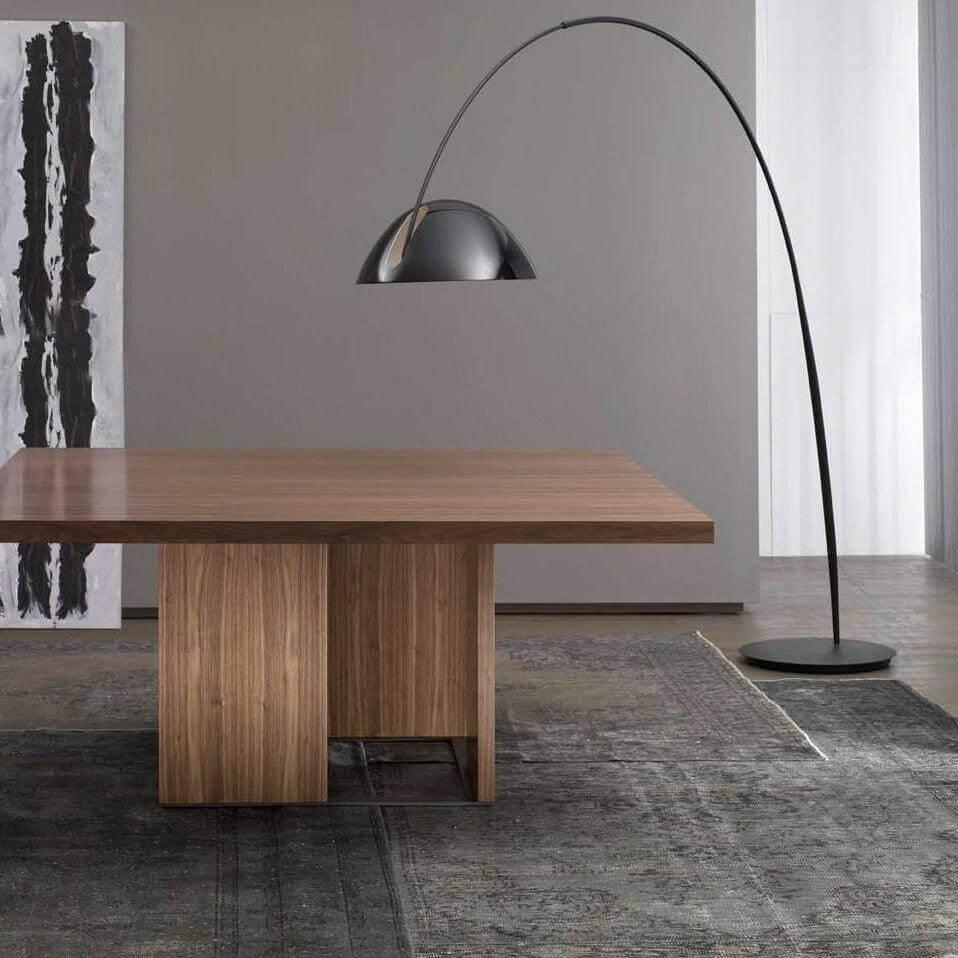 Justerbar bue gulvlampe i metal