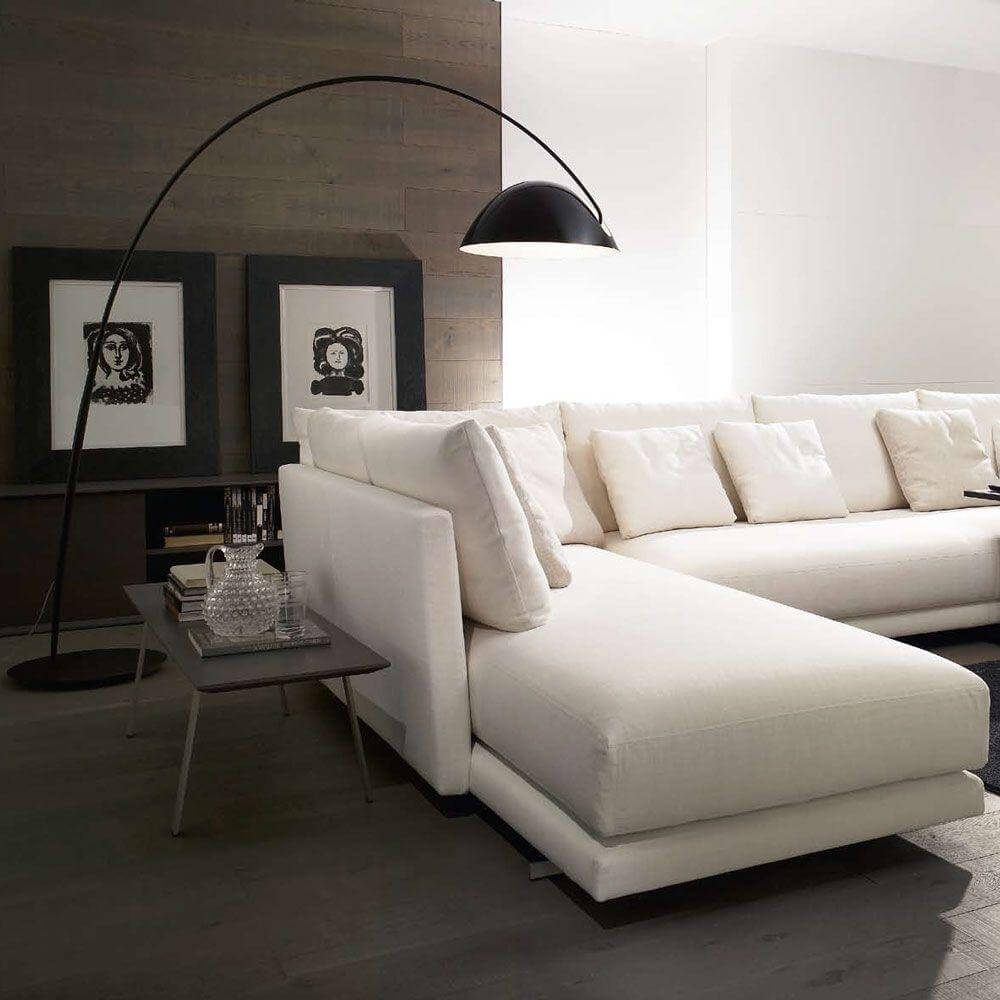 Justerbar bue gulvlampe i metal