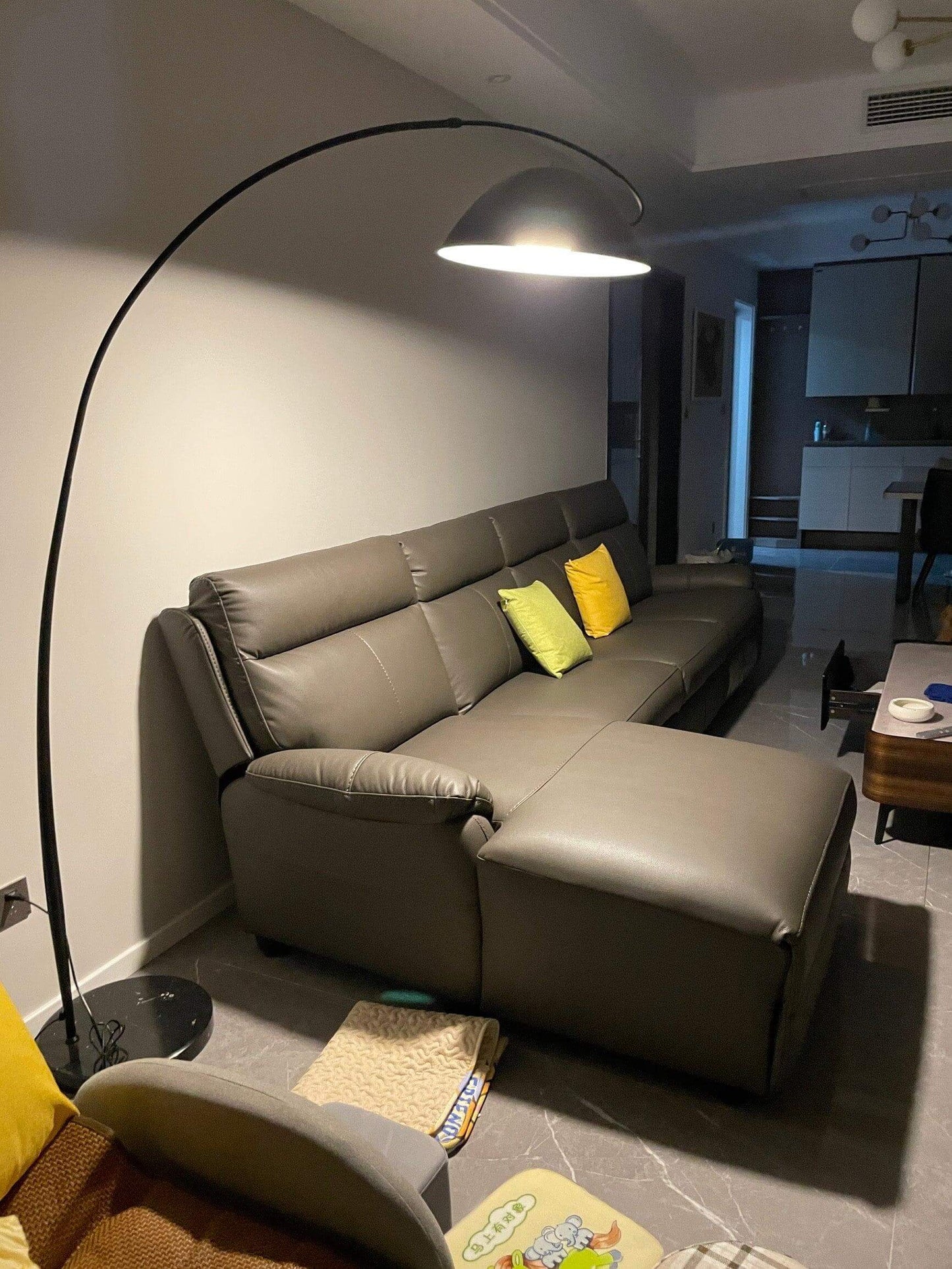 Justerbar bue gulvlampe i metal