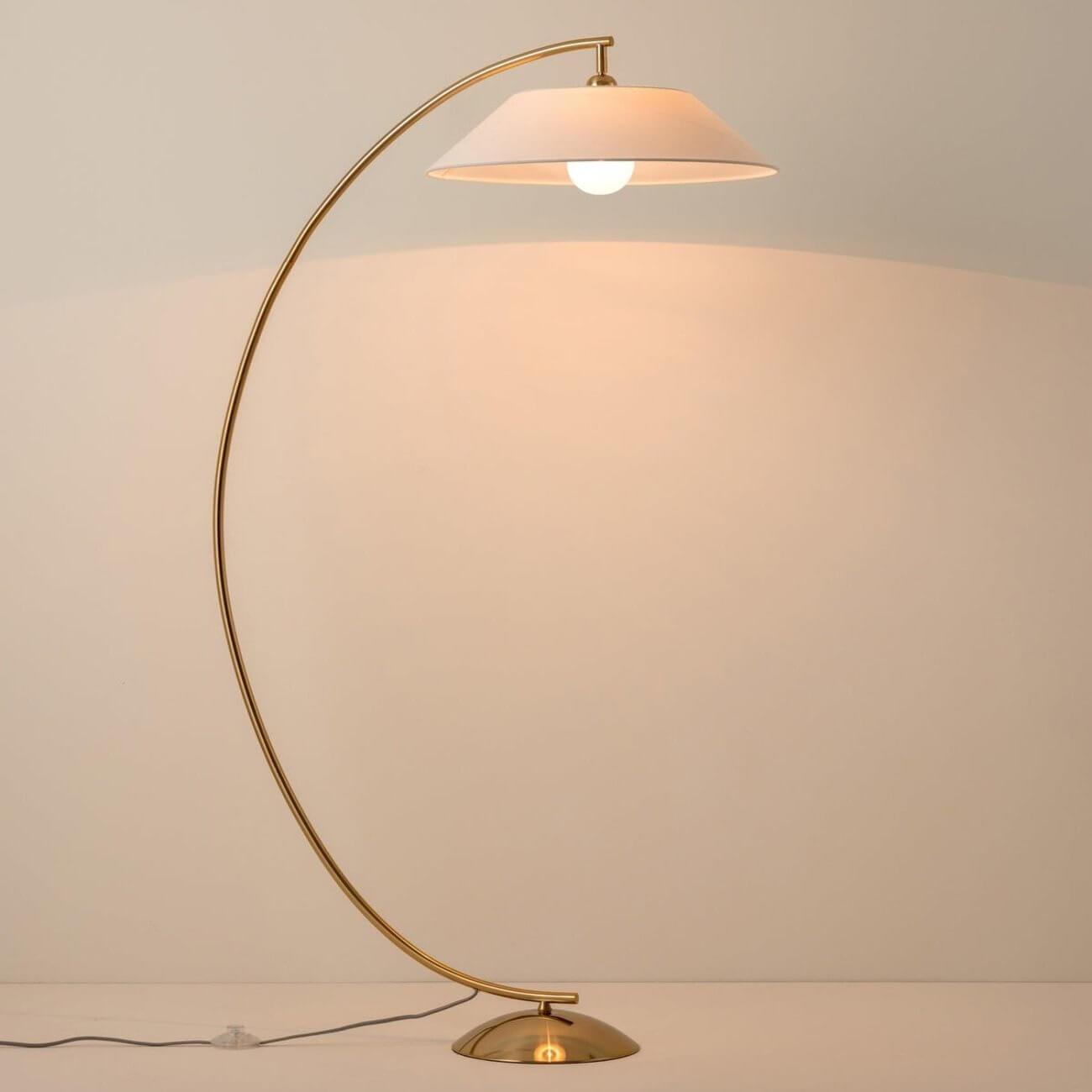 Elegant Gulvlampe med Stofskærm