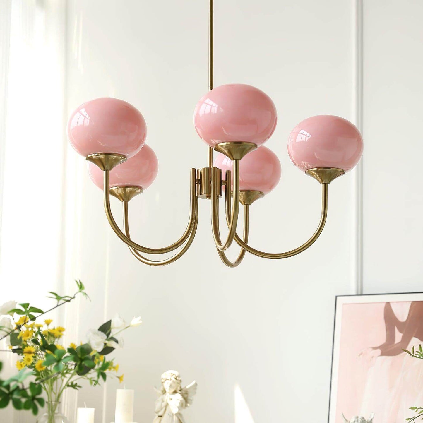 Elegant Lysekrone med Gyldne Detaljer & Lyserøde Glasskærme
