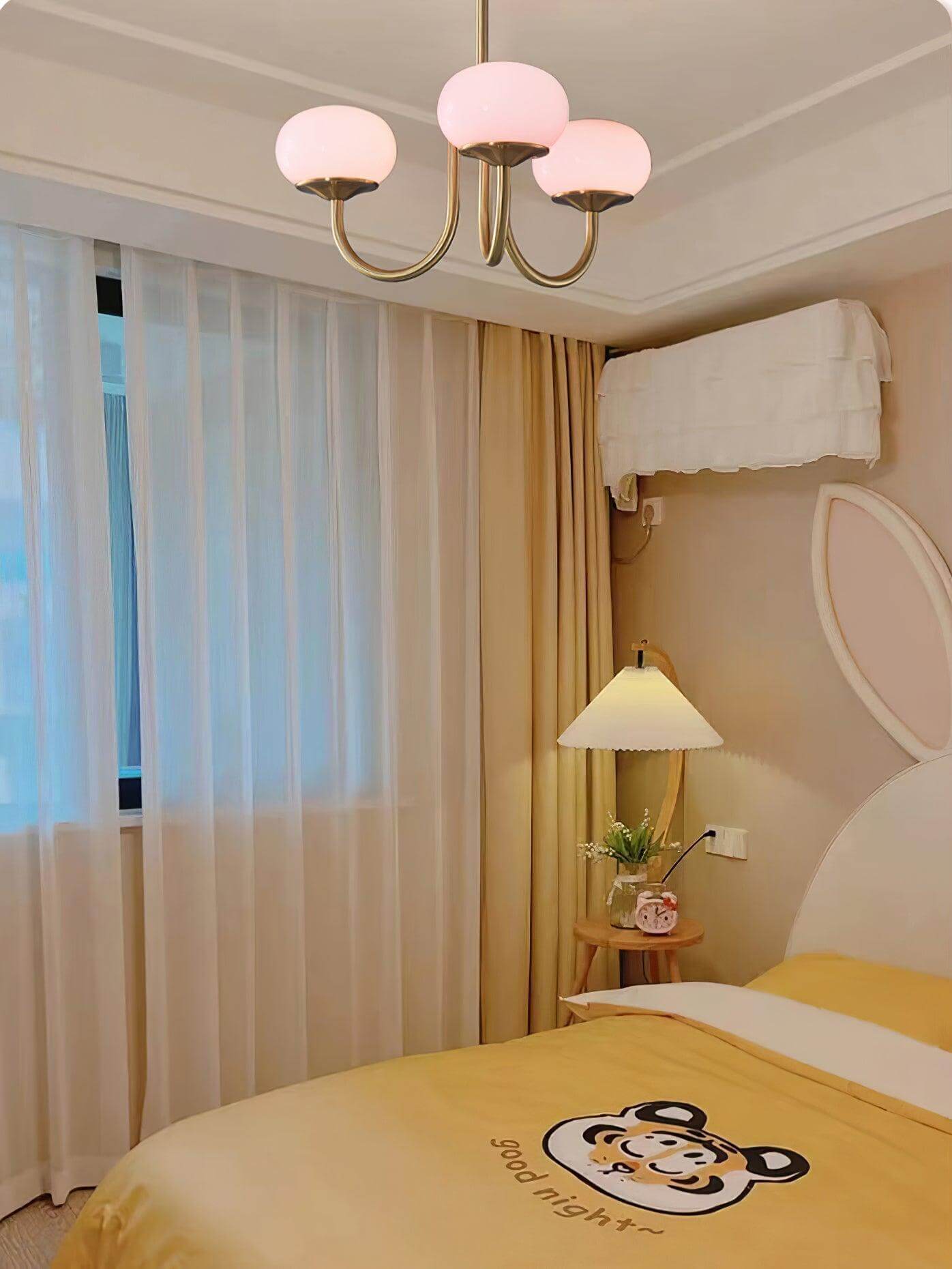 Elegant Lysekrone med Gyldne Detaljer & Lyserøde Glasskærme