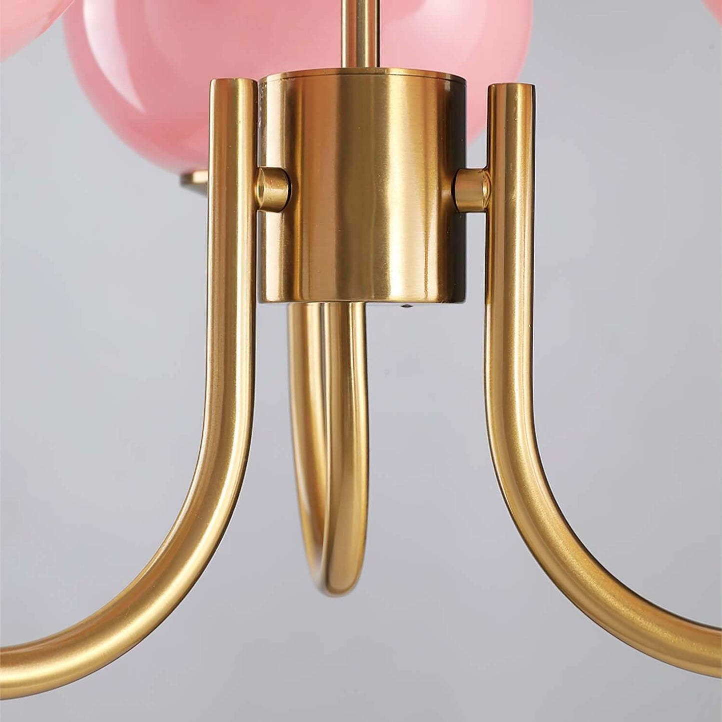 Elegant Lysekrone med Gyldne Detaljer & Lyserøde Glasskærme