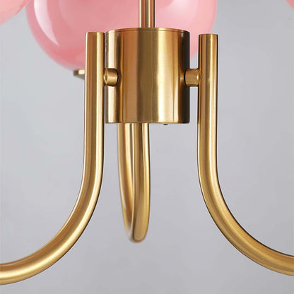 Elegant Lysekrone med Gyldne Detaljer & Lyserøde Glasskærme