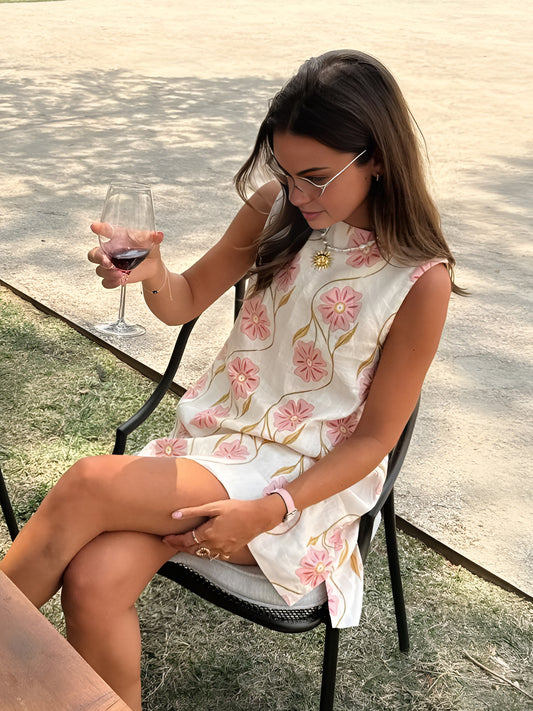 "Ærmeløs sommerkjole med farverigt blomsterprint og let, luftig polyesterblanding, perfekt til solrige dage."