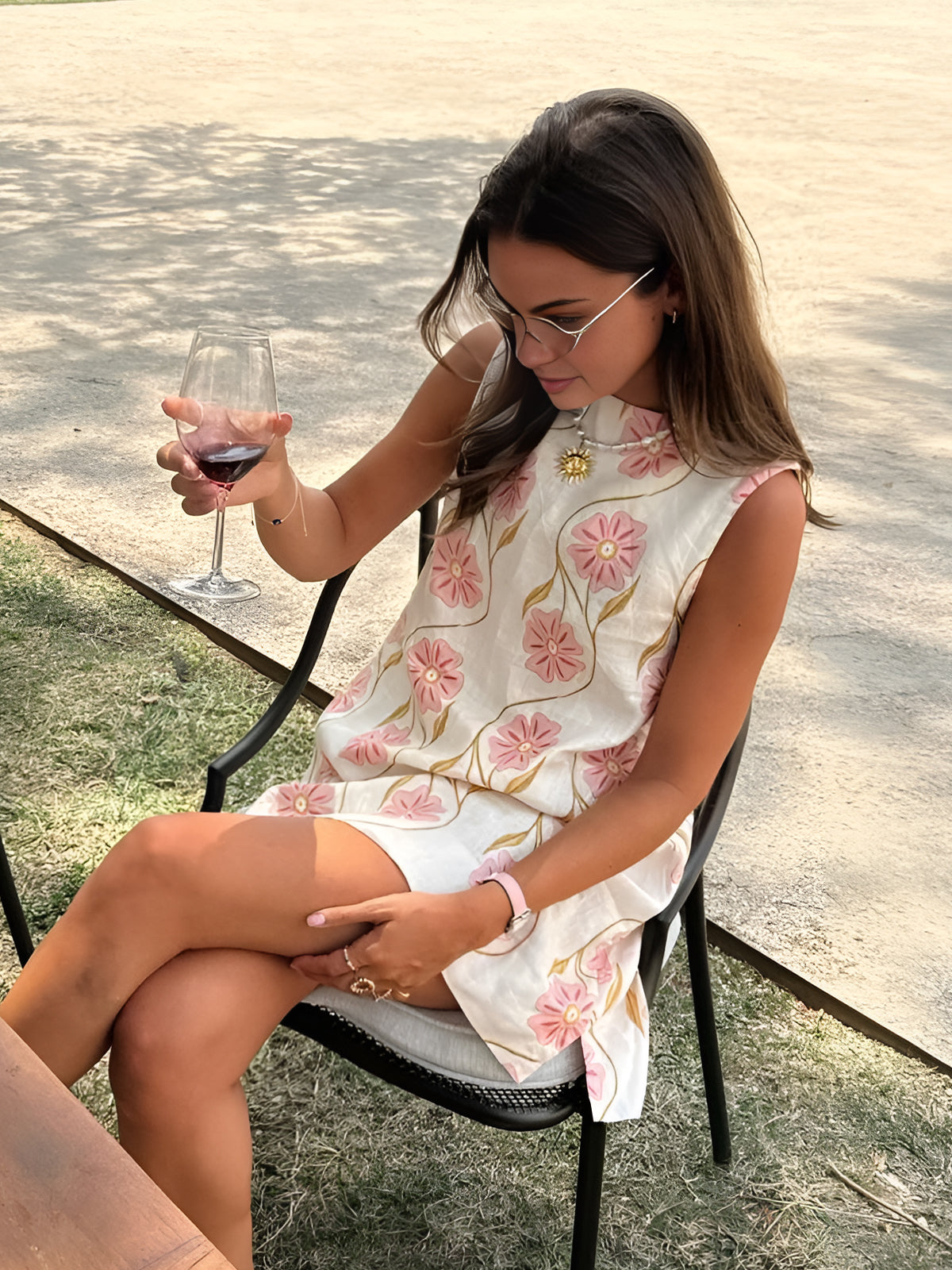 "Ærmeløs sommerkjole med farverigt blomsterprint og let, luftig polyesterblanding, perfekt til solrige dage."