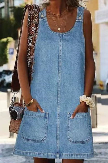 "Afslappet street U-hals kjole i let stof med elegante detaljer, ideel til både hverdags- og aftenbrug, fås i flere farver."