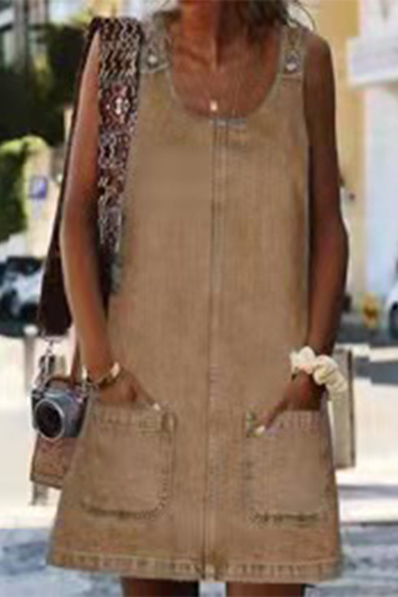 "Afslappet street U-hals kjole i let stof med elegante detaljer, ideel til både hverdags- og aftenbrug, fås i flere farver."