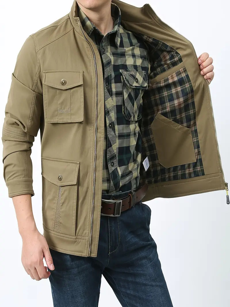 "Åndbar herre udendørs jakke, 100% nylon, vandafvisende med lommer, opstående krave, grå farve, casual fit"