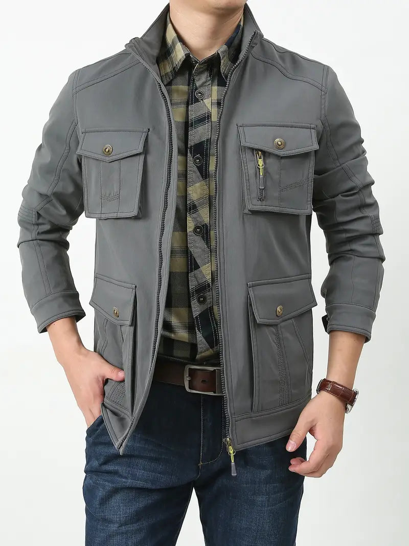 "Åndbar herre udendørs jakke, 100% nylon, vandafvisende med lommer, opstående krave, grå farve, casual fit"