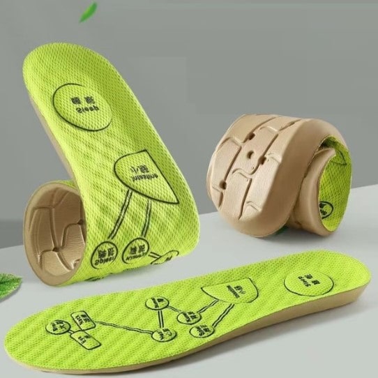 "Åndbare indlægssåler med højdensitets memory foam til sko; grå farve med fleksible riller for optimal komfort og støtte."