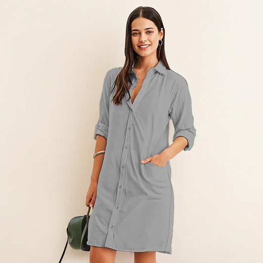 "Angelina skjortekjole i let stof, halv ærmer og knaplukning. Perfekt til hverdag og semi-formelle lejligheder."