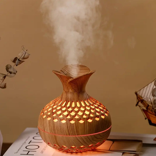"Aroma diffuser med blomsterdesign, moderne look, tågeteknologi og USB-strøm. Skaber afslappende atmosfære i hjemmet."