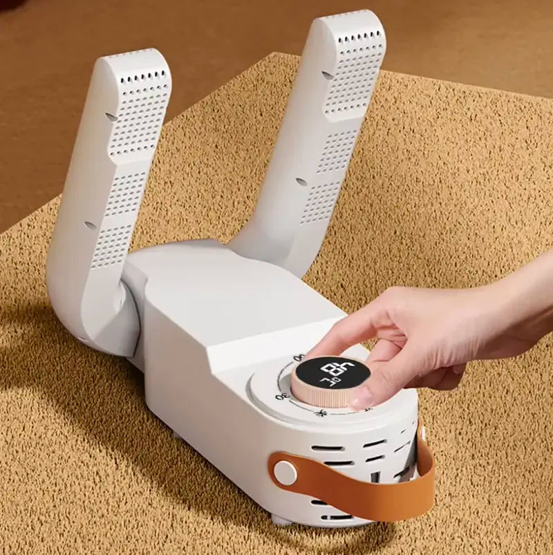 "Avanceret sko- og handske tørrer, DryShoe, i hvid med digitalt display og slanke sorte kanter, til indendørs brug."