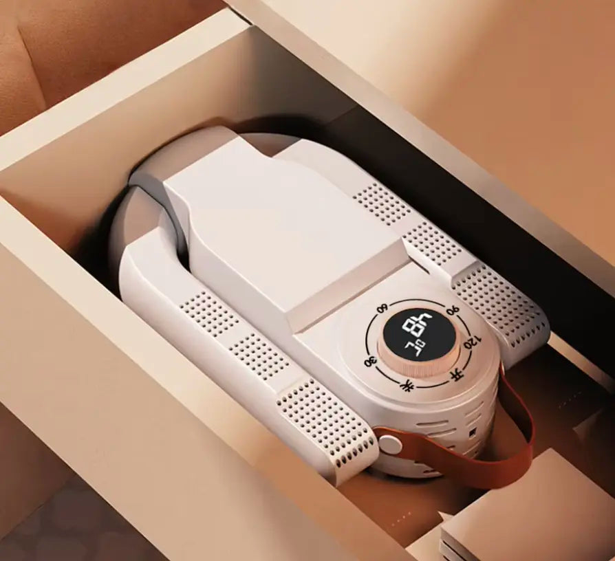 "Avanceret sko- og handske tørrer, DryShoe, i hvid med digitalt display og slanke sorte kanter, til indendørs brug."