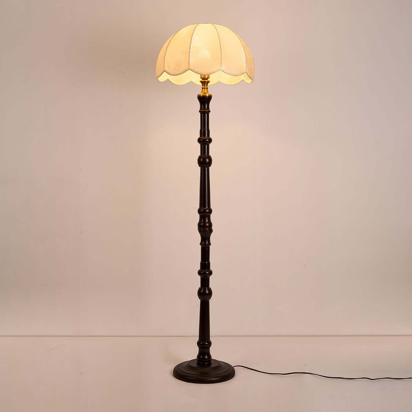 Elegant Gulvlampe i Træ med Stofskærm