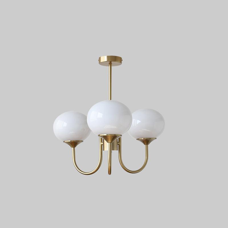 Elegant Lysekrone med Gyldne Detaljer & Lyserøde Glasskærme