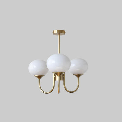 Elegant Lysekrone med Gyldne Detaljer & Lyserøde Glasskærme