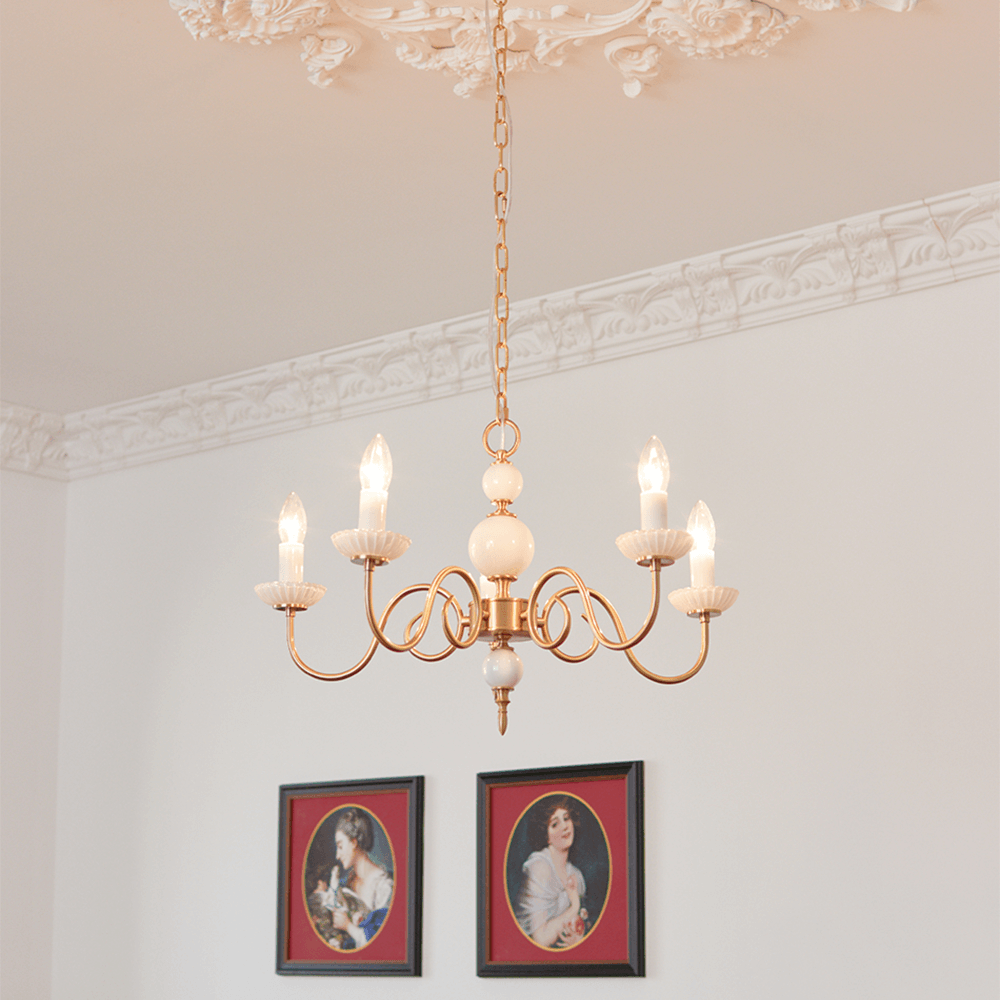 Elegant Retro Lysekrone i Cremefarvet Glas