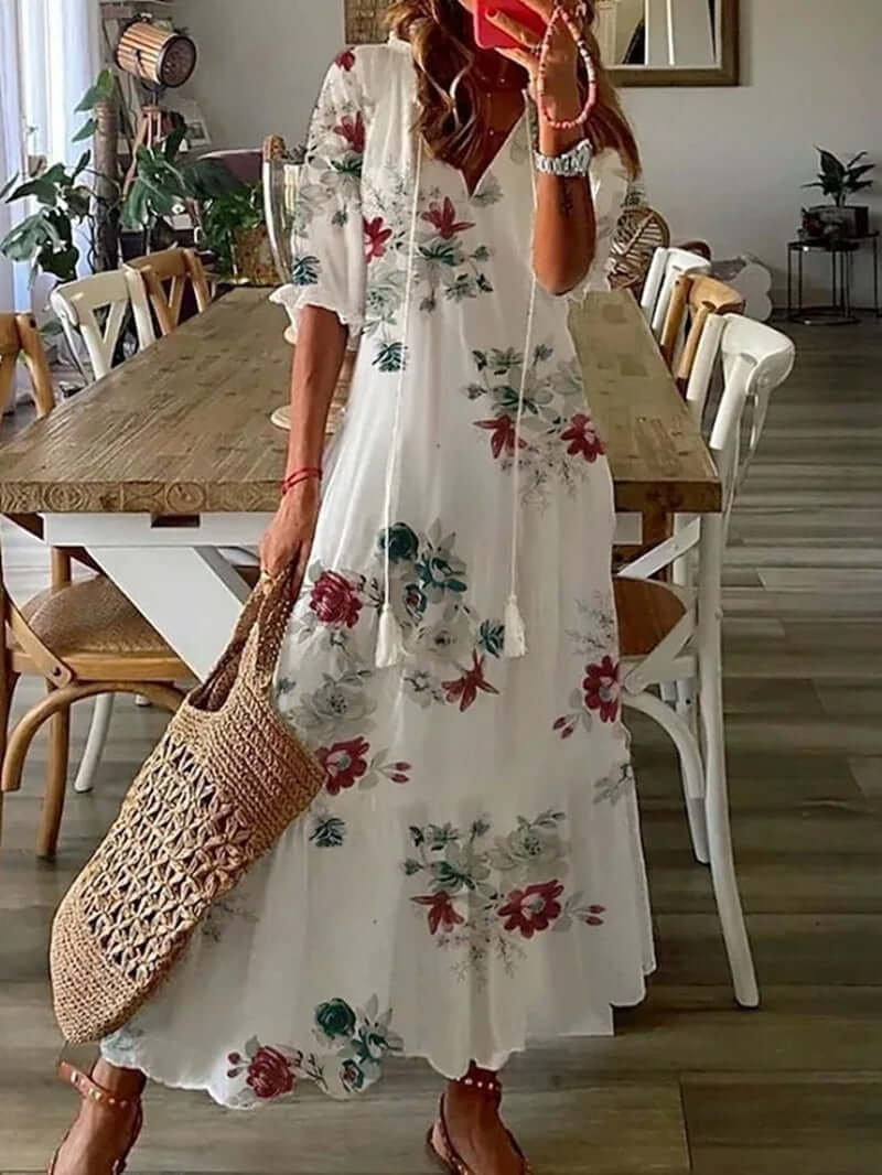 "Beige bohemian maxi kjole med V-udskæring, løs pasform og boho-mønster, perfekt til sommer og strandture."