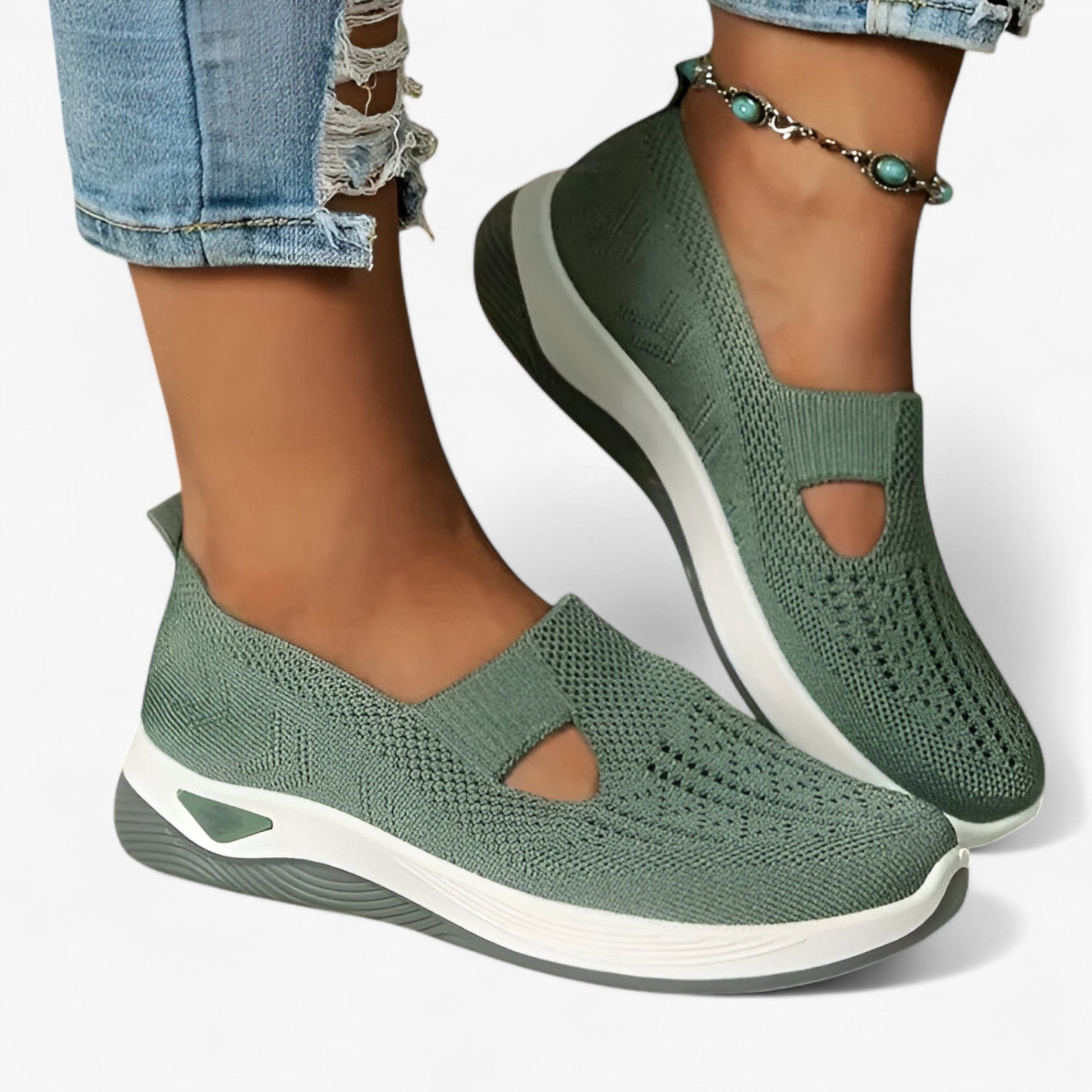 "Beige Clare slip-on sko for kvinder, let og støddæmpende med polstret sål, åndbart materiale, perfekt til dagligt brug."