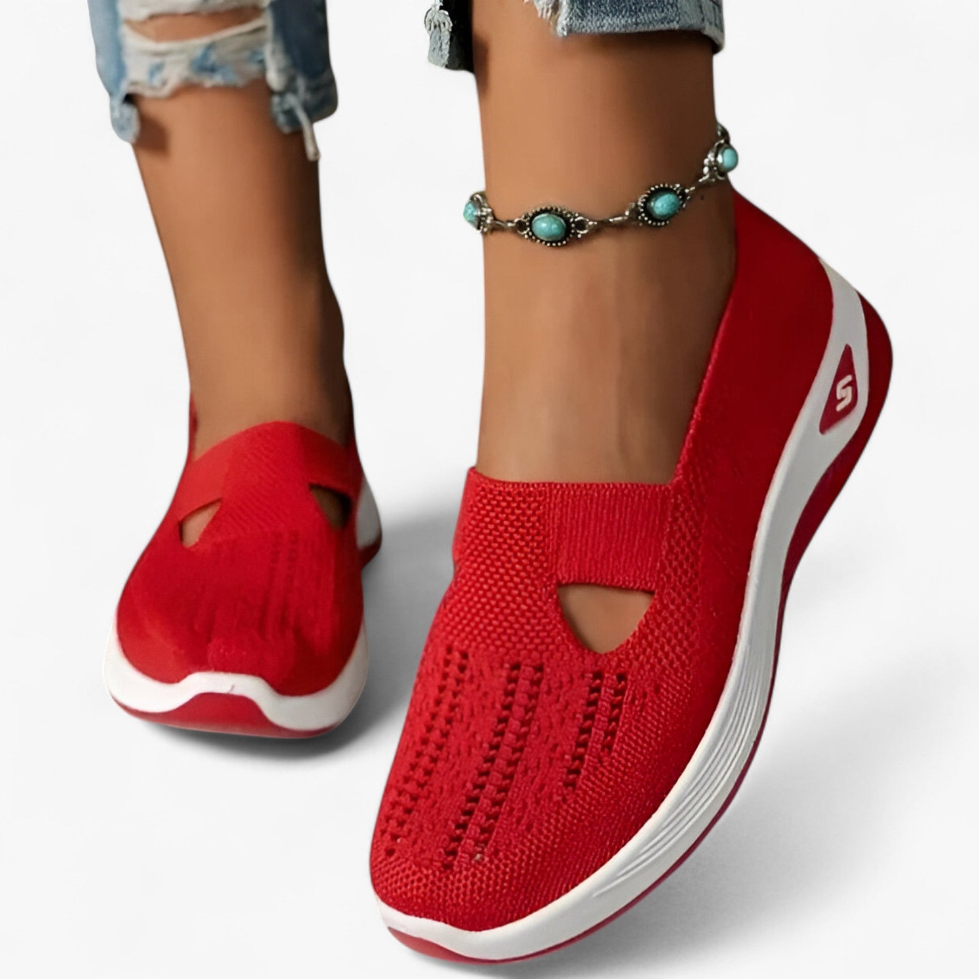 "Beige Clare slip-on sko for kvinder, let og støddæmpende med polstret sål, åndbart materiale, perfekt til dagligt brug."