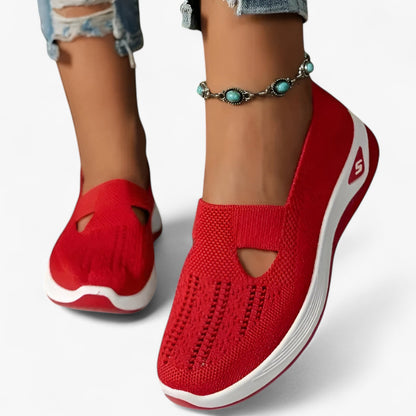 "Beige Clare slip-on sko for kvinder, let og støddæmpende med polstret sål, åndbart materiale, perfekt til dagligt brug."