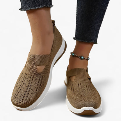 "Beige Clare slip-on sko for kvinder, let og støddæmpende med polstret sål, åndbart materiale, perfekt til dagligt brug."