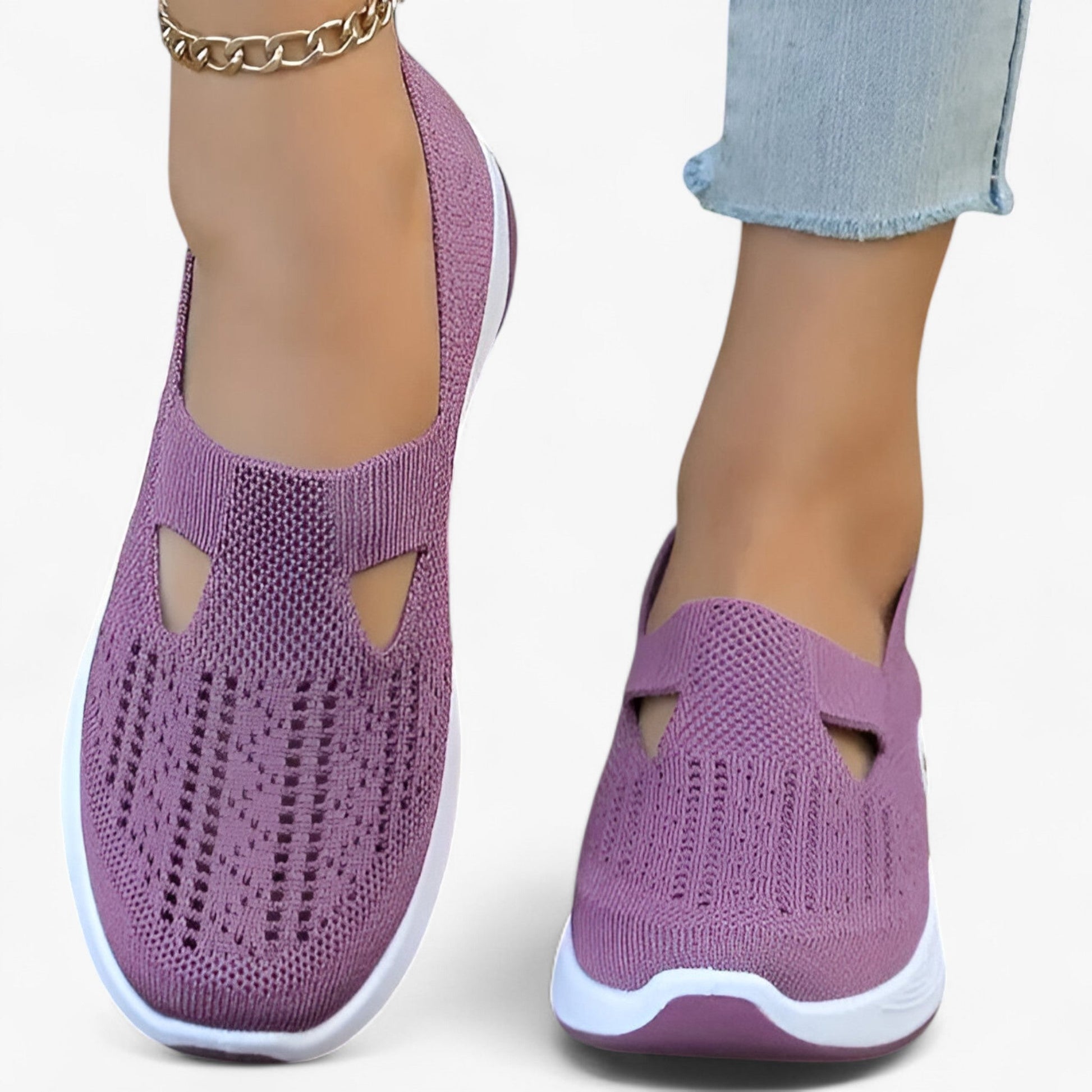 "Beige Clare slip-on sko for kvinder, let og støddæmpende med polstret sål, åndbart materiale, perfekt til dagligt brug."