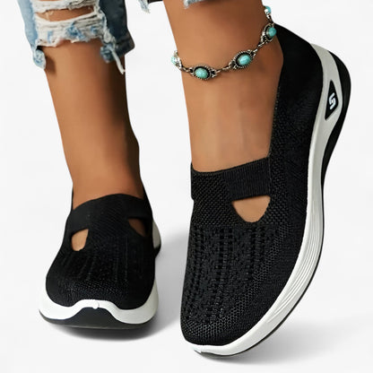 "Beige Clare slip-on sko for kvinder, let og støddæmpende med polstret sål, åndbart materiale, perfekt til dagligt brug."