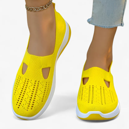 "Beige Clare slip-on sko for kvinder, let og støddæmpende med polstret sål, åndbart materiale, perfekt til dagligt brug."